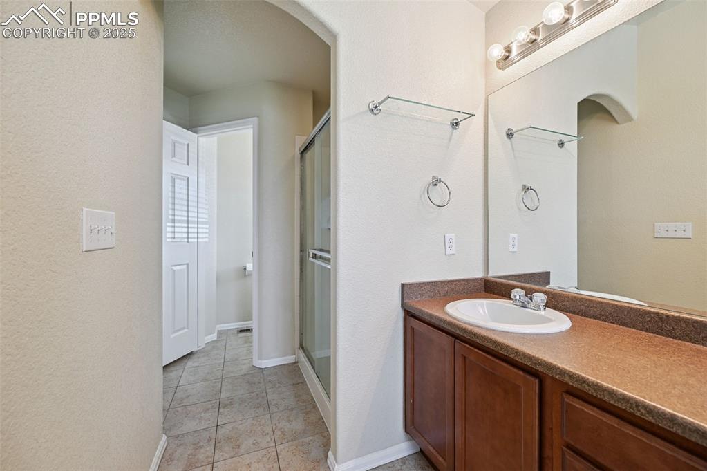 Image 14 of 35: Bathroom