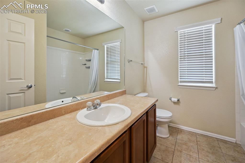 Image 19 of 35: Bathroom