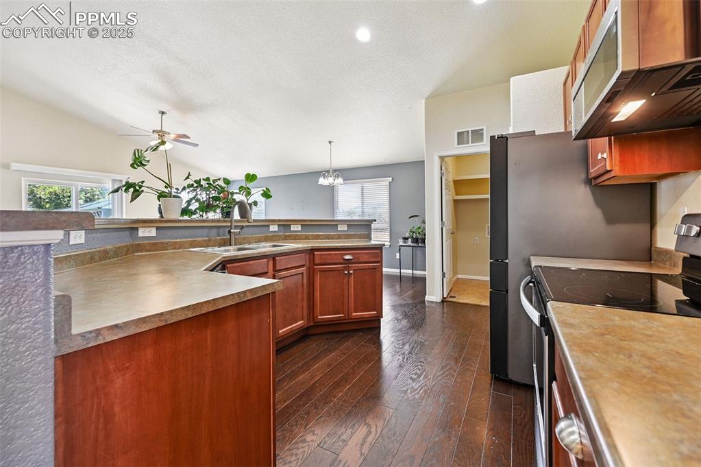 Image 9 of 35: Kitchen