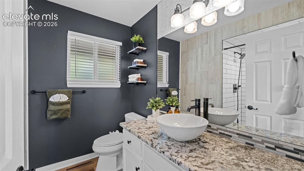 Image 19 of 45: Bathroom