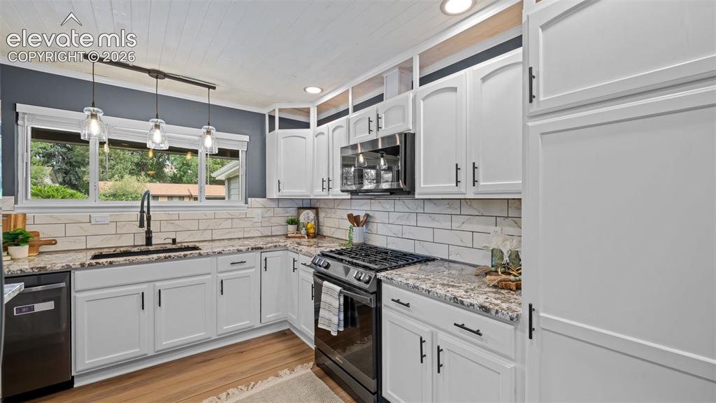 Image 8 of 45: Kitchen
