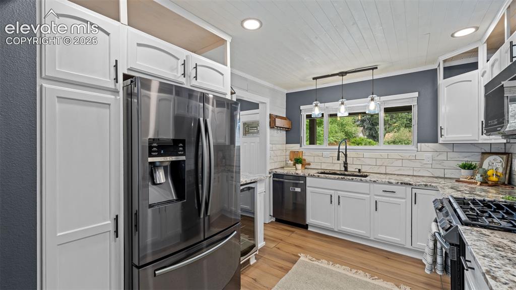 Image 9 of 45: Kitchen