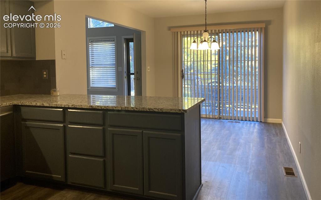 Image 5 of 15: Dining room