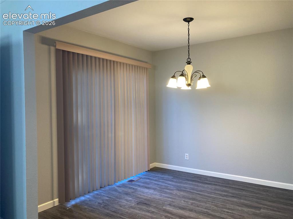 Image 6 of 15: Dining room