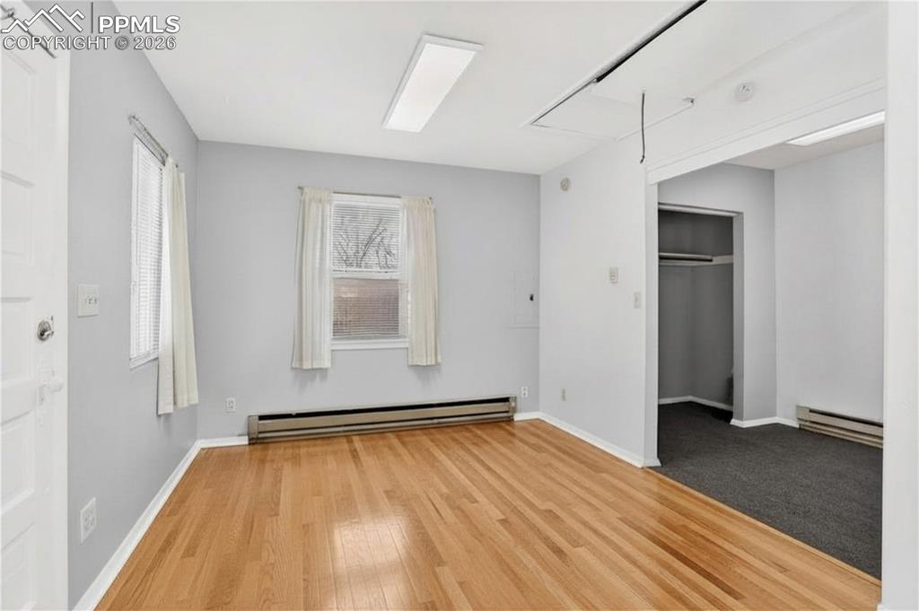 Image 4 of 11: Unit living room