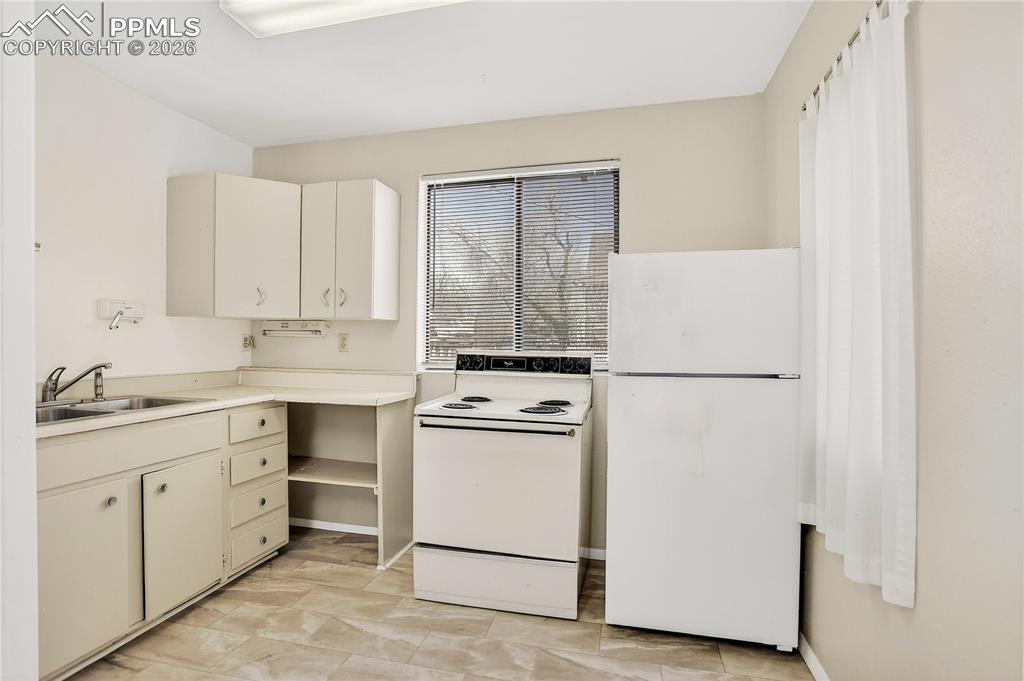 Image 5 of 11: Unit kitchen