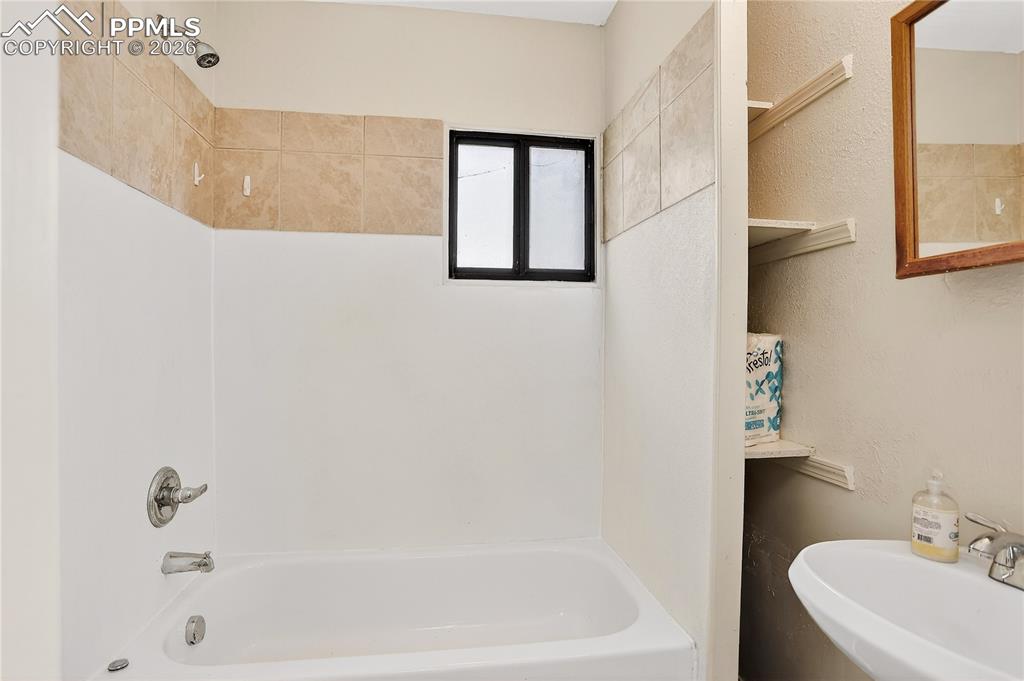 Image 7 of 11: Unit bathroom