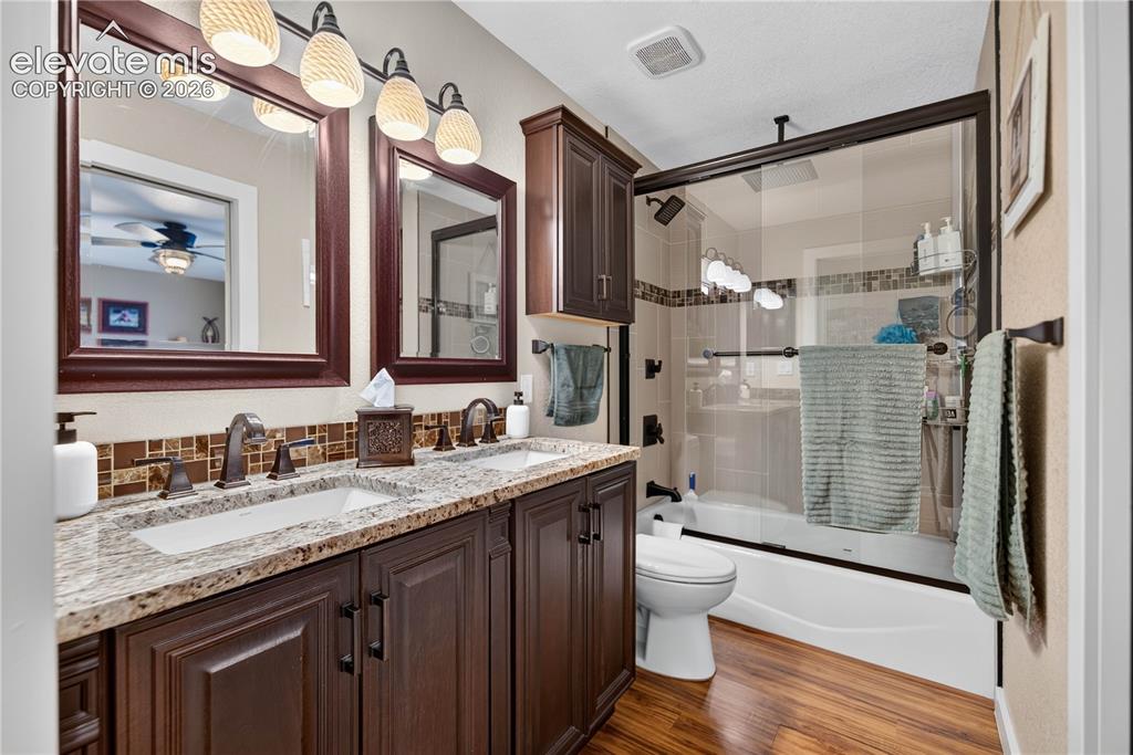 Image 15 of 29: Bathroom
