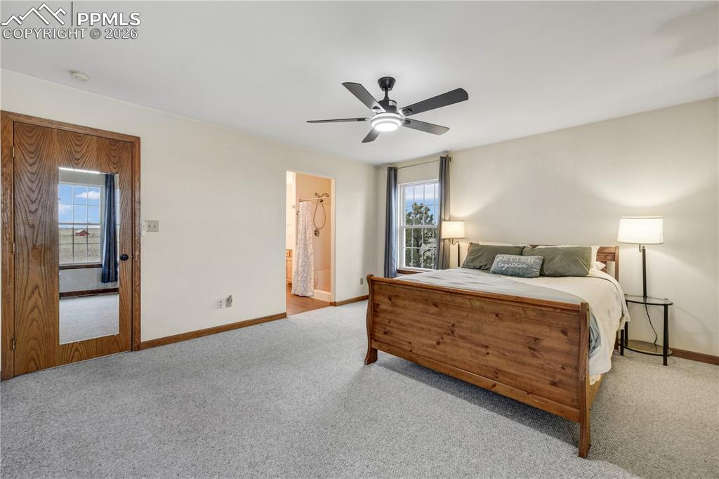 Image 18 of 50: Kitchen