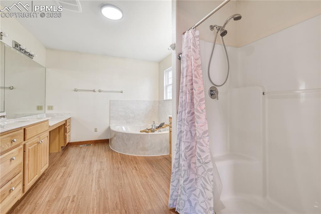 Image 21 of 50: Bathroom