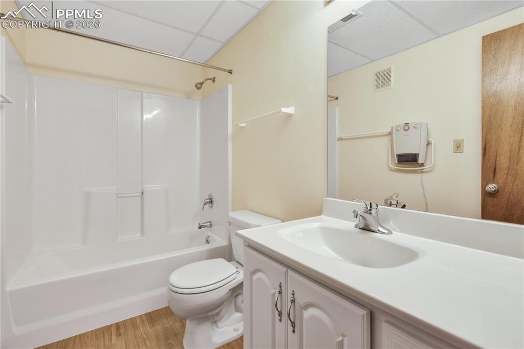 Image 28 of 50: Bedroom