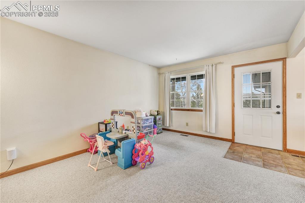 Image 6 of 50: Garage