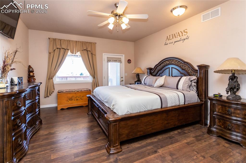 Image 16 of 50: Bedroom