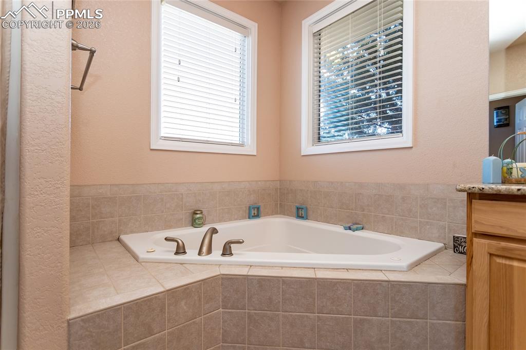 Image 18 of 50: Bathroom