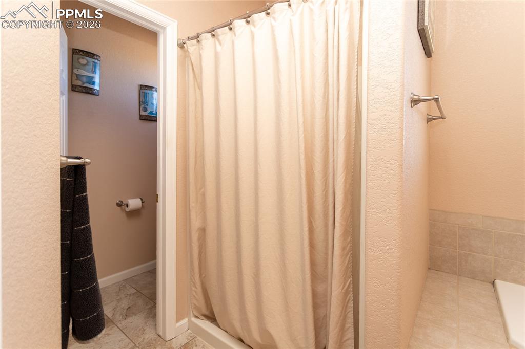 Image 21 of 50: Bathroom