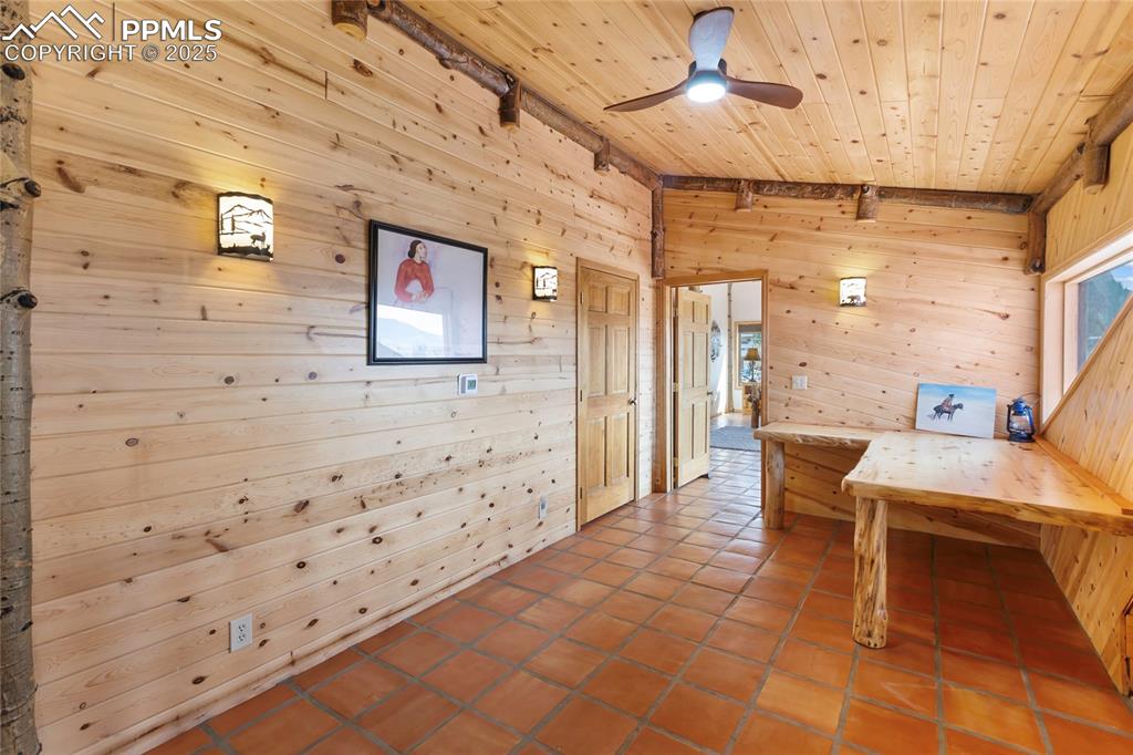 Image 14 of 48: Large loft with built-in desks