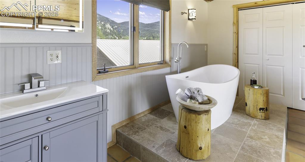 Image 20 of 48: Bathroom