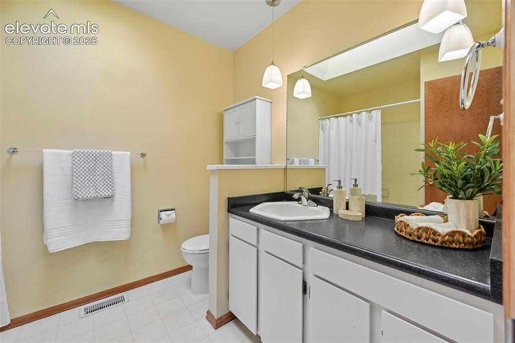Image 15 of 43: Bathroom