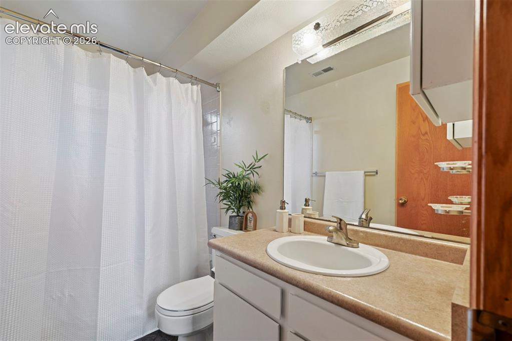 Image 28 of 43: Bathroom