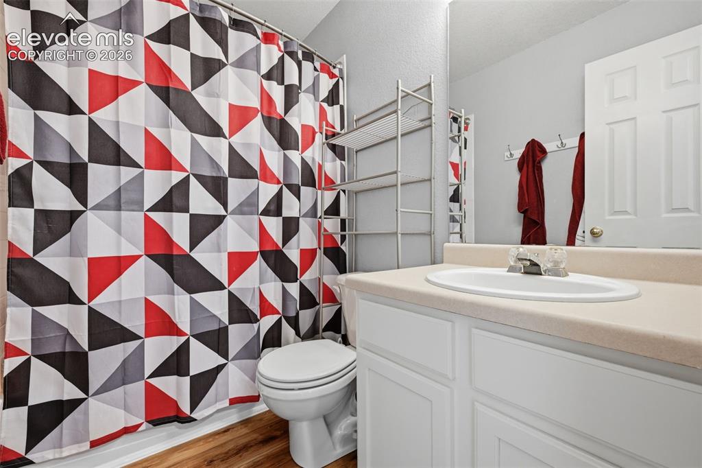 Image 29 of 43: Upstairs full bathroom