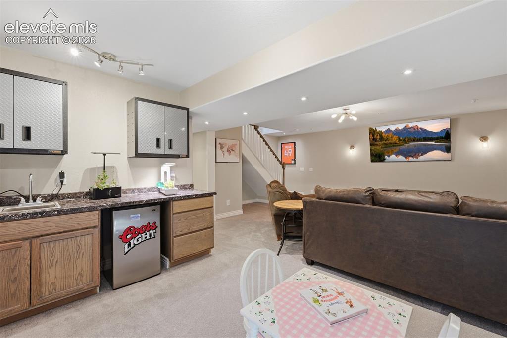 Image 32 of 43: wet bar