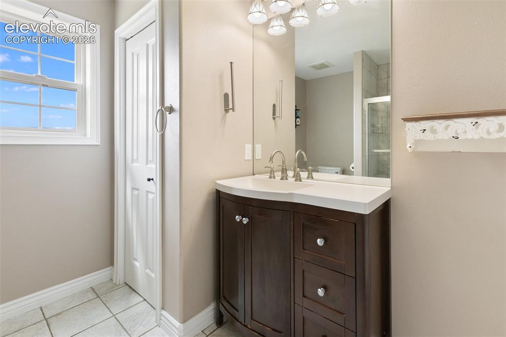 Image 35 of 49: Bathroom