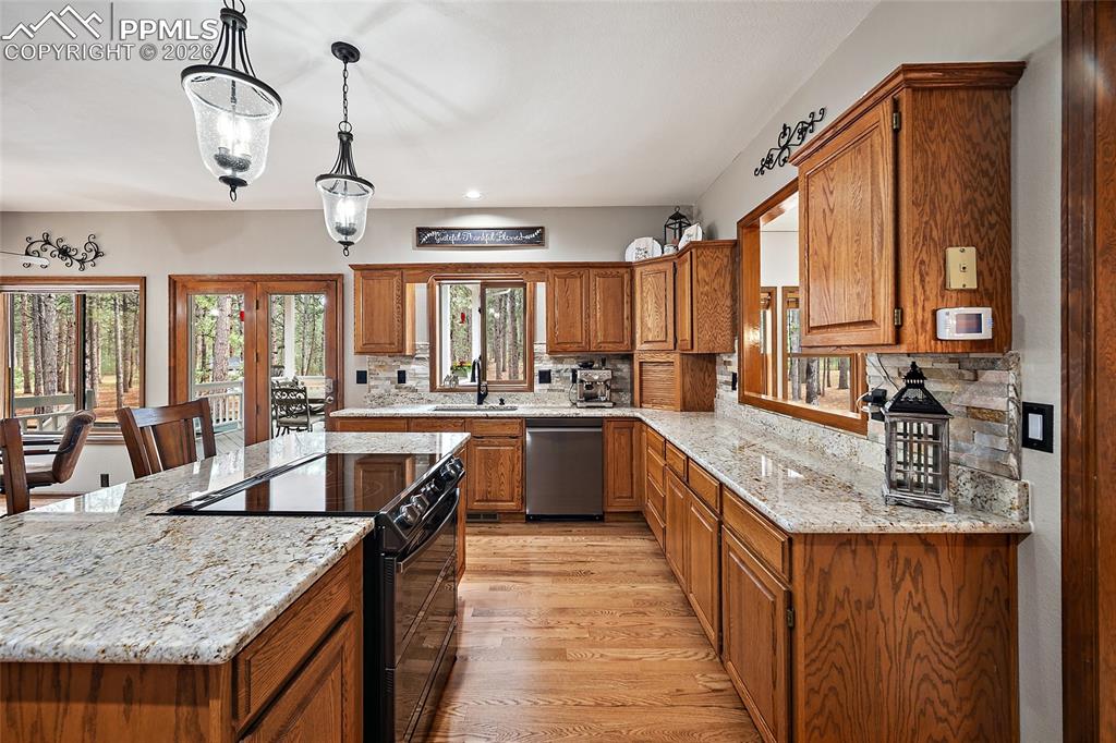 Image 12 of 44: Kitchen