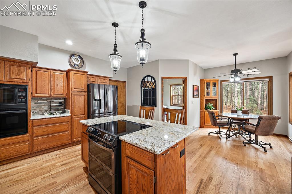 Image 13 of 44: Kitchen