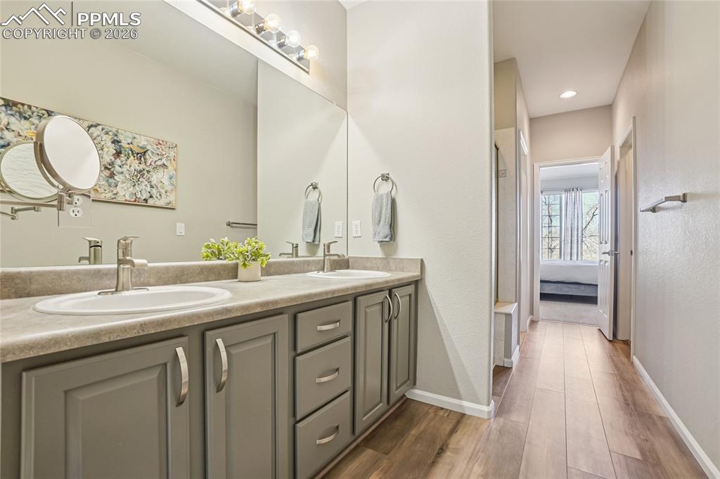 Image 17 of 44: Bathroom