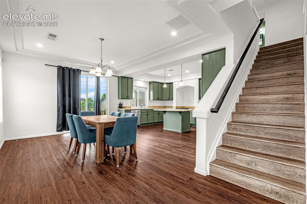 Image 10 of 50: Dining Area