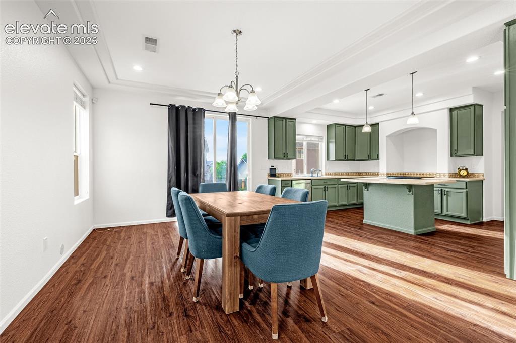 Image 11 of 50: Dining Area