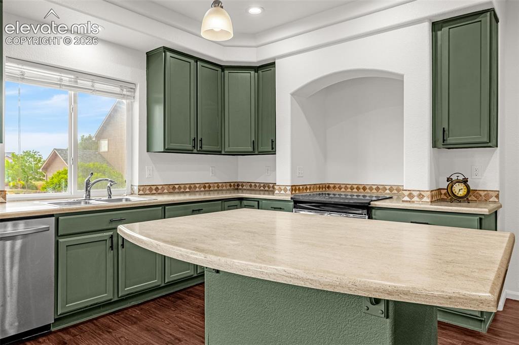 Image 13 of 50: Kitchen