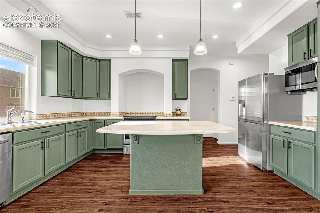 Image 16 of 50: Kitchen