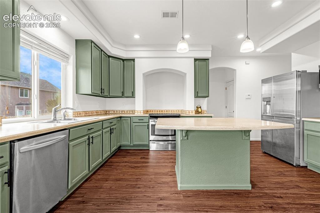 Image 18 of 50: Kitchen