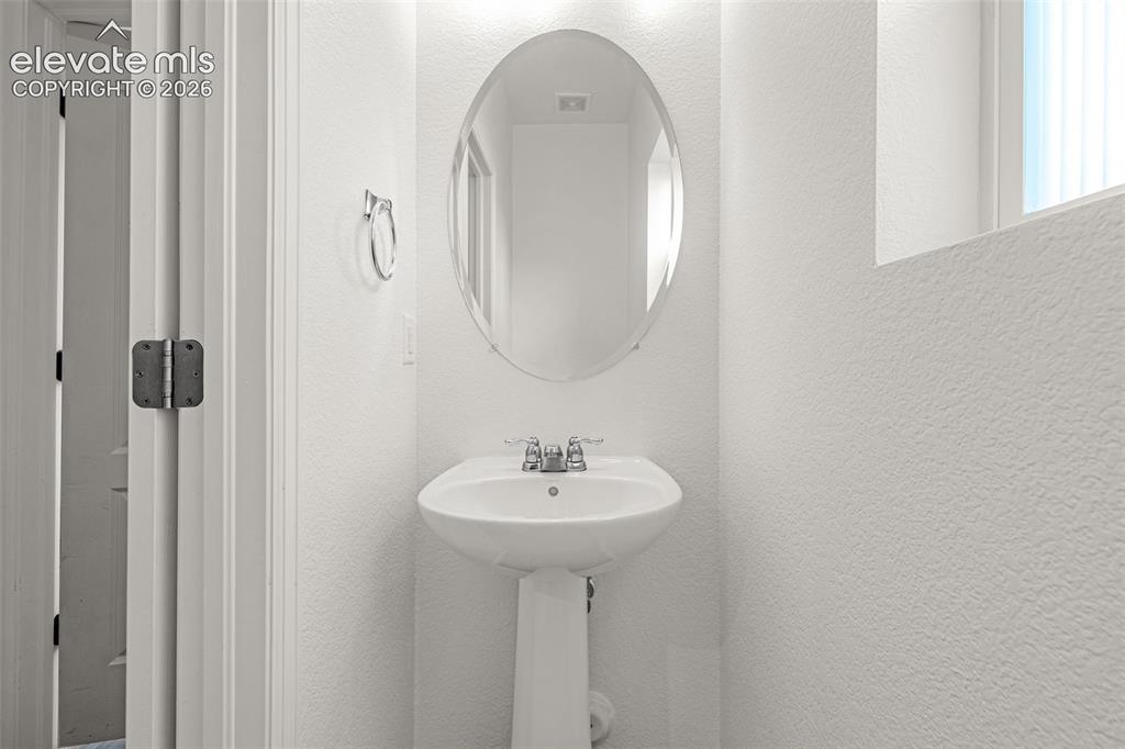 Image 19 of 50: Bathroom