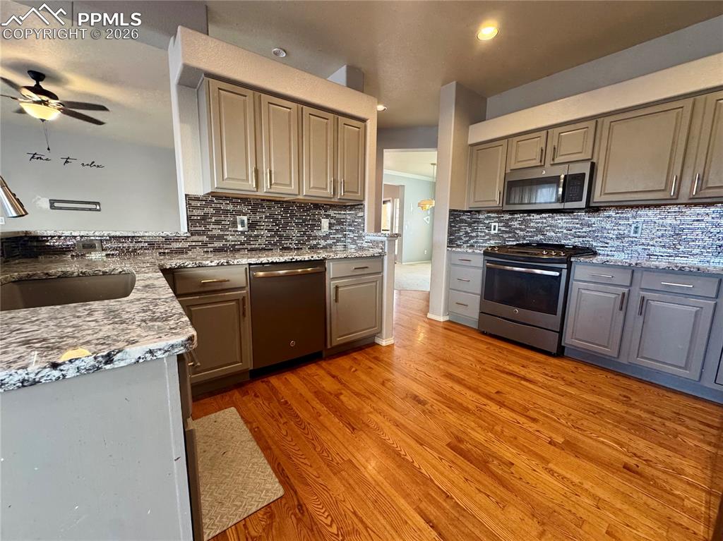 Image 10 of 50: Kitchen