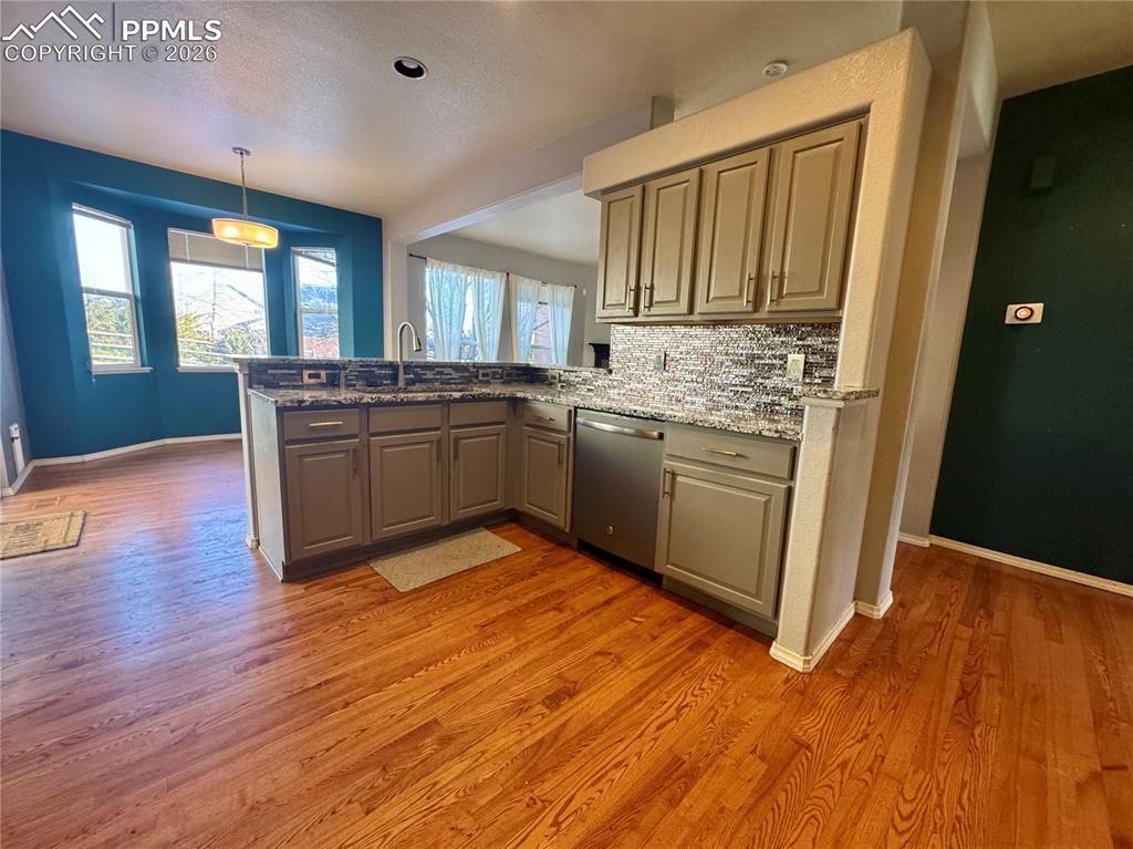 Image 11 of 50: Kitchen