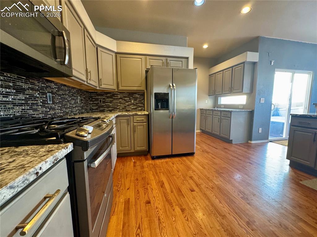 Image 12 of 50: Kitchen