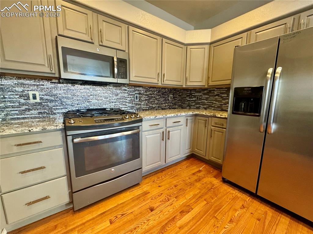 Image 13 of 50: Kitchen