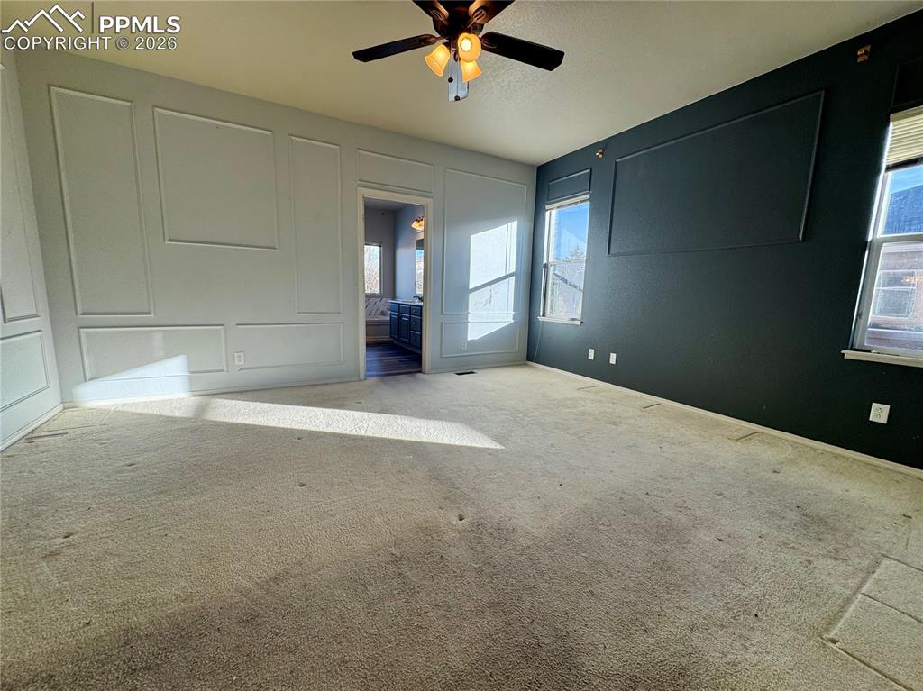 Image 19 of 50: Bedroom