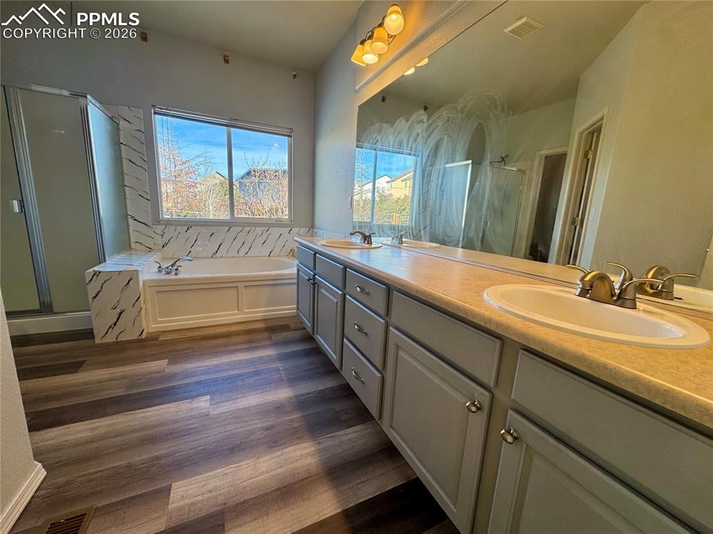 Image 22 of 50: Bathroom