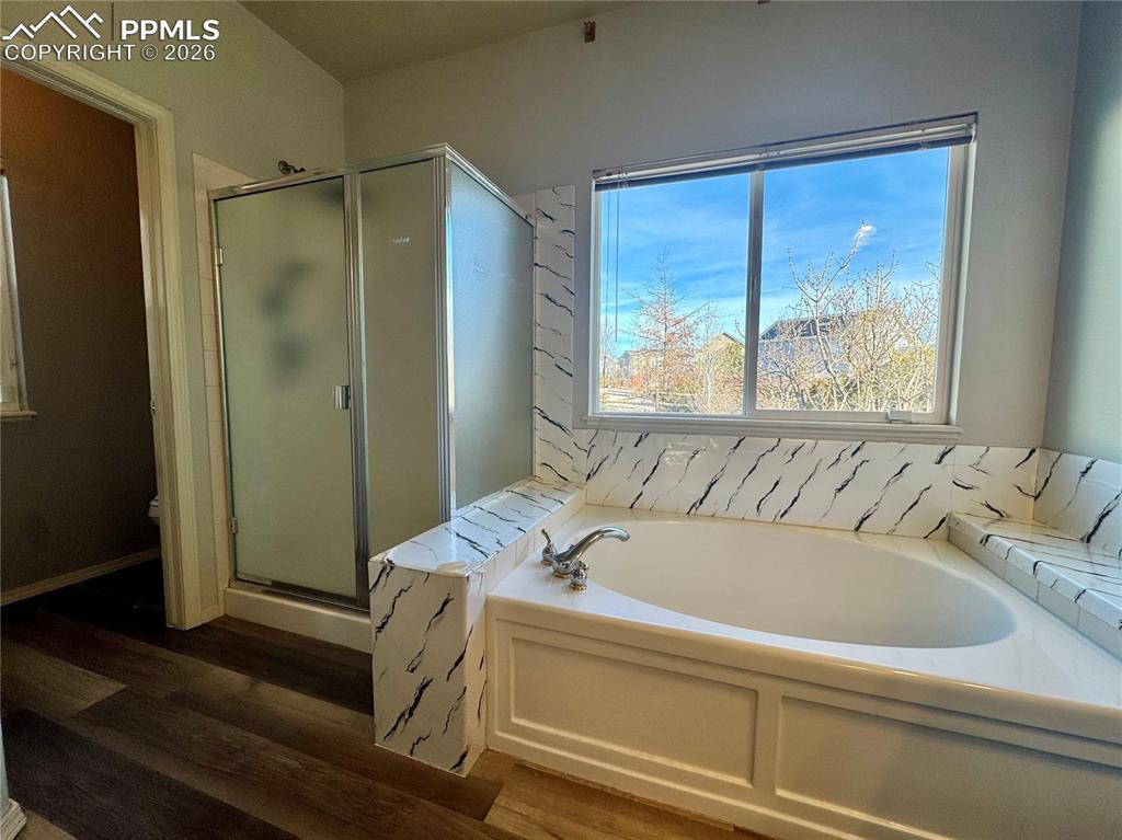 Image 23 of 50: Bathroom