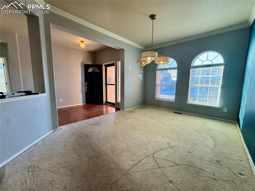 Image 3 of 50: Dining Area