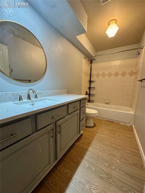 Image 38 of 50: Bathroom