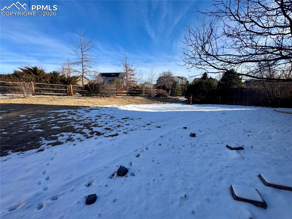 Image 47 of 50: Yard