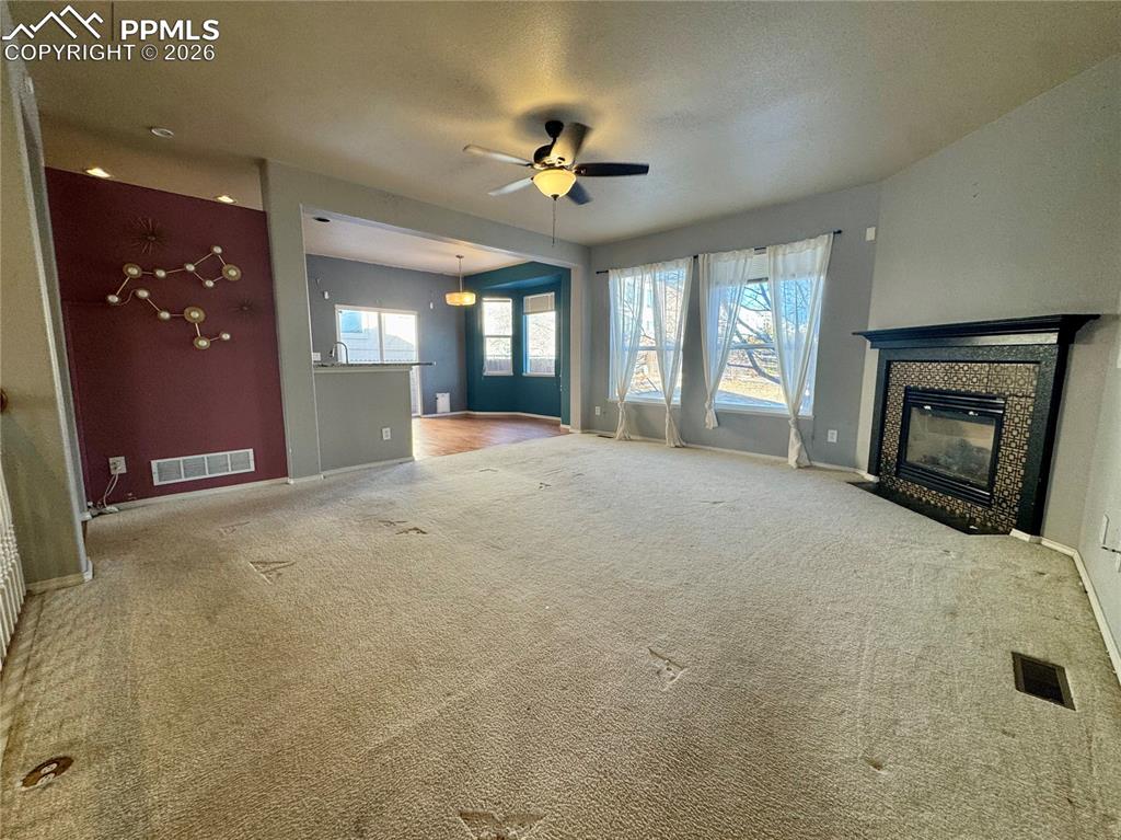 Image 7 of 50: Living Room