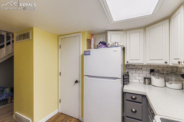 Image 10 of 27: Kitchen