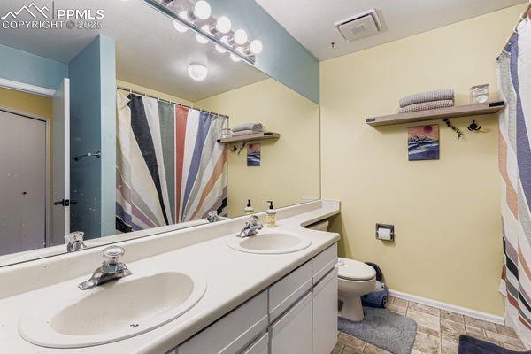 Image 18 of 27: Bathroom