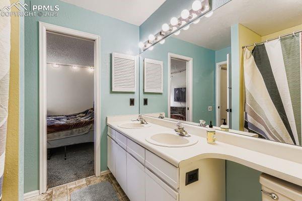 Image 19 of 27: Bathroom