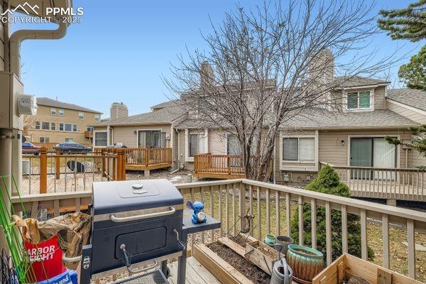 Image 26 of 27: Deck